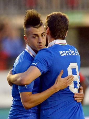 El Shaarawy si abbraccia con Marchisio dopo il gol del 2-0 del centrocampista della Juventus. Afp